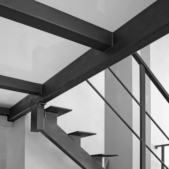 Détail de l'escalier en métal noir