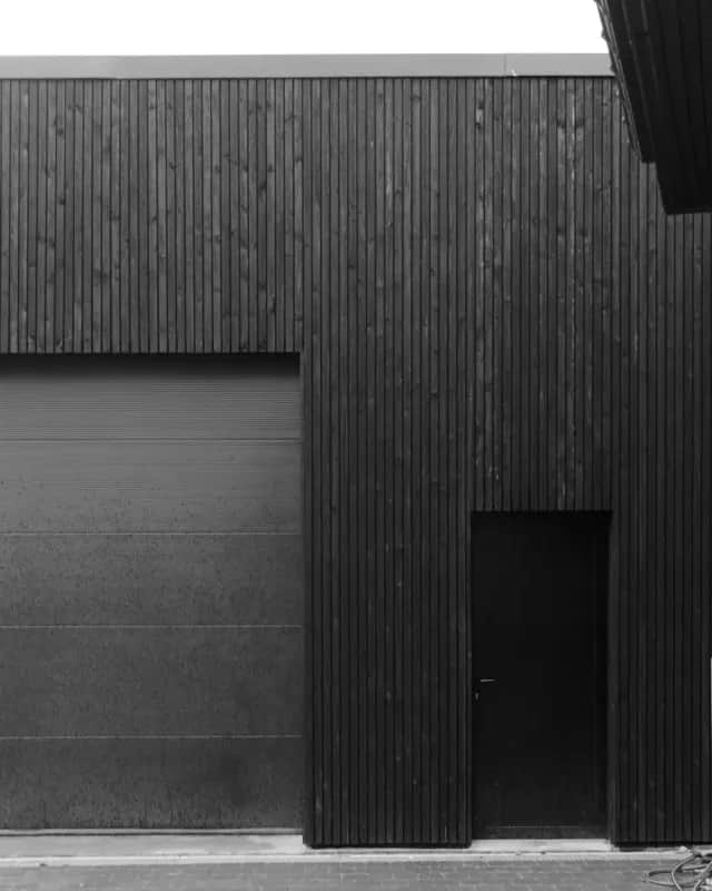 Nouveau garage façade en bois noir N8 architecture