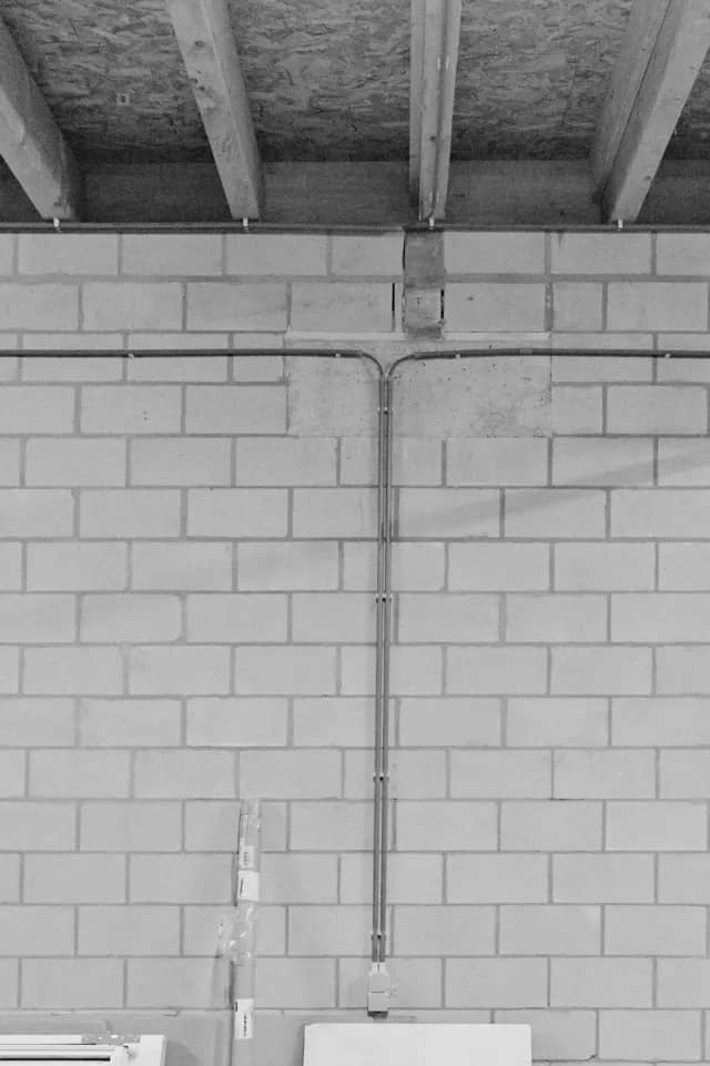 Détail de l'intérieur du nouveau garage pose des réseaux d'électricité