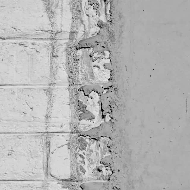 Détail de la jonction entre brique et béton