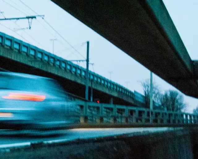 Voiture entrant dans un tunnel flou de mouvement