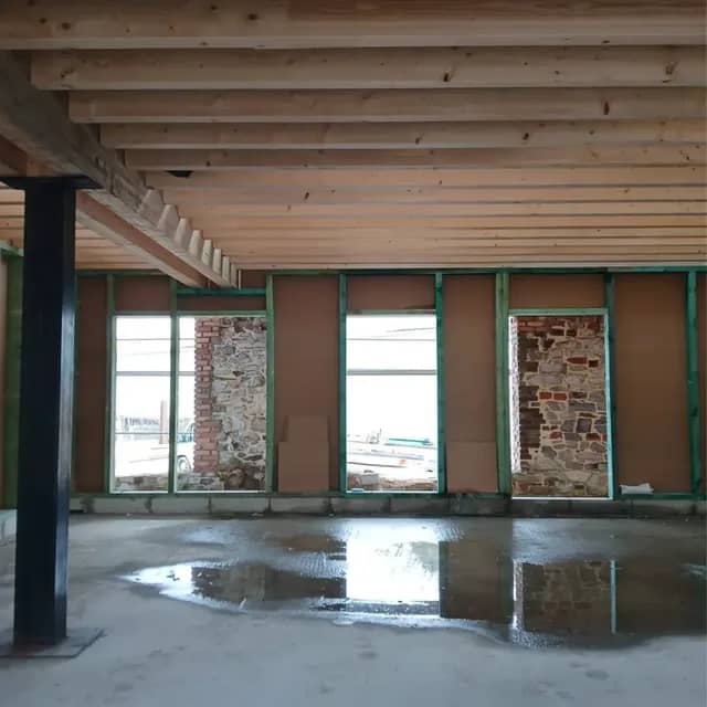 Chantier en cours sur la structure bois du RDC