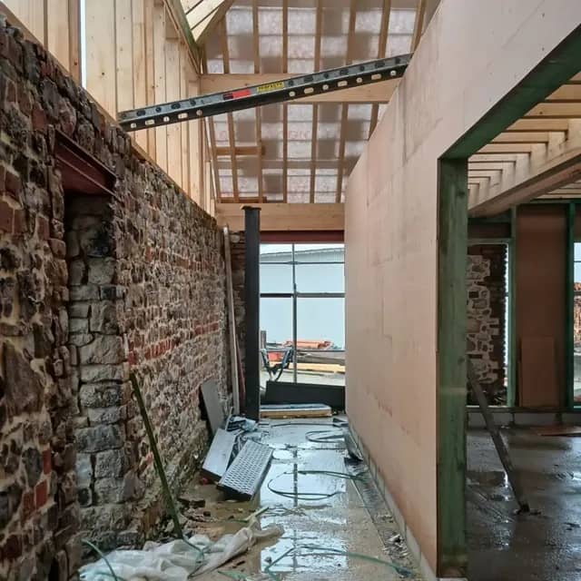Photographie de l'espace intermédiaire entre l'habitation et le mur en pierre