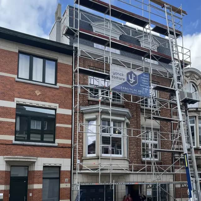 Façade à rue en travaux avec échafaudage