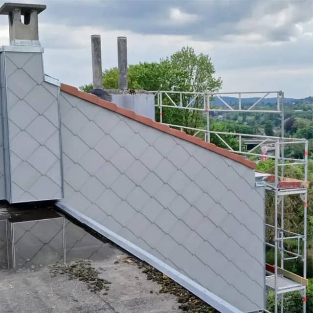 Pignon après isolation et bardage en ardoises artificielles grises