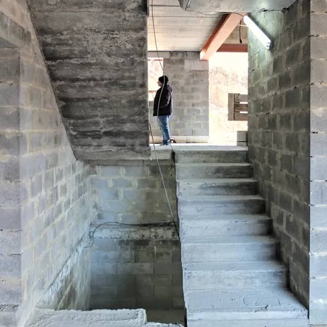 Vue intérieure des escaliers béton en cours de construction