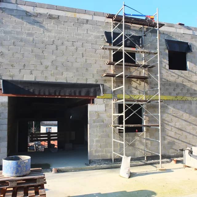 Construction de la façade arrière de la maison
