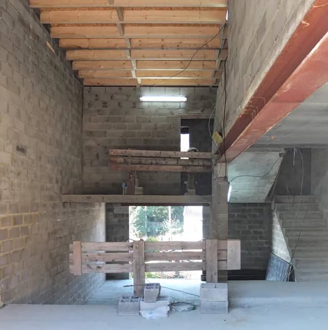 Vue intérieure de la maison en cours de construction
